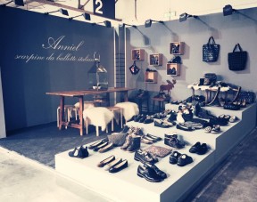 anniel stand