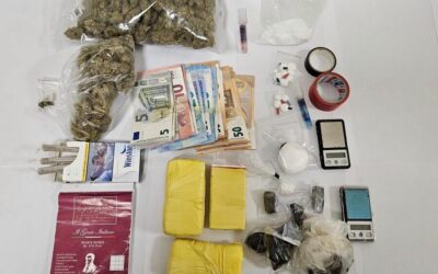 Aradeo, una mattonella si muove: sotto il pavimento la cassaforte con la droga, arrestato un trentenne