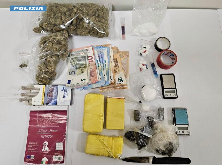 Aradeo, una mattonella si muove: sotto il pavimento la cassaforte con la droga, arrestato un trentenne