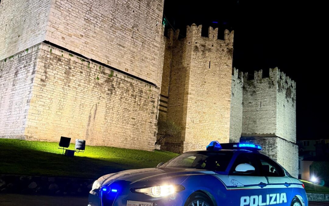 Auto della Polizia di Stato davanti al Castello dell’Imperatore di Prato, foto fornita dalla Questura
