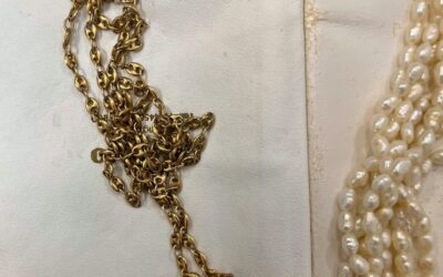 Torino, falsi poliziotti portano via 20mila euro a un’anziana: fermati dopo il furto, recuperati soldi e gioielli