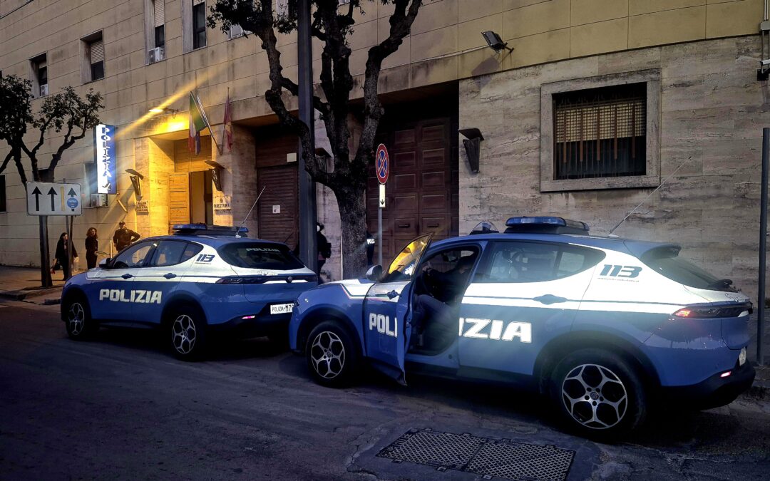 Volanti davanti alla Questura di Lecce, foto di repertorio fornita dall’ufficio stampa