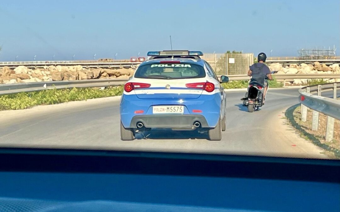 Volante della Polizia di Stato, immagine di repertorio fornita dalla Questura di Siracusa