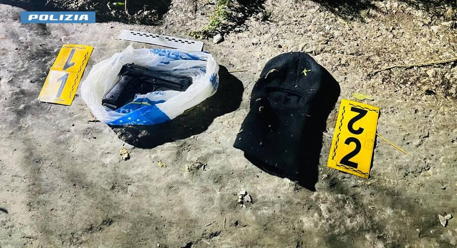 Materiale sequestrato, foto fornita dalla Polizia di Stato