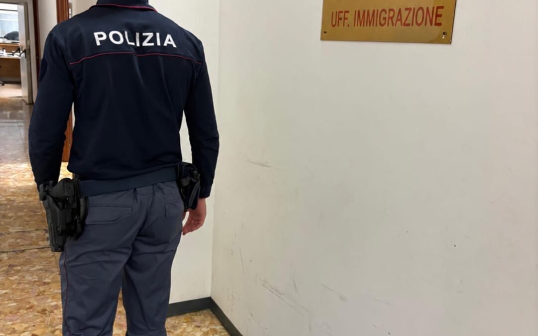 Agente all’Ufficio Immigrazione della Questura di Alessandria, foto fornita dalla Questura