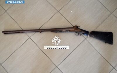 Gallipoli, getta 21 dosi di cocaina davanti alla Volante: in casa trovato anche un fucile