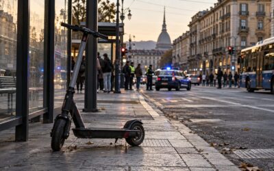 Torino, le strappa una collana e la colpisce per fuggire in monopattino: i passanti fermano il sospettato